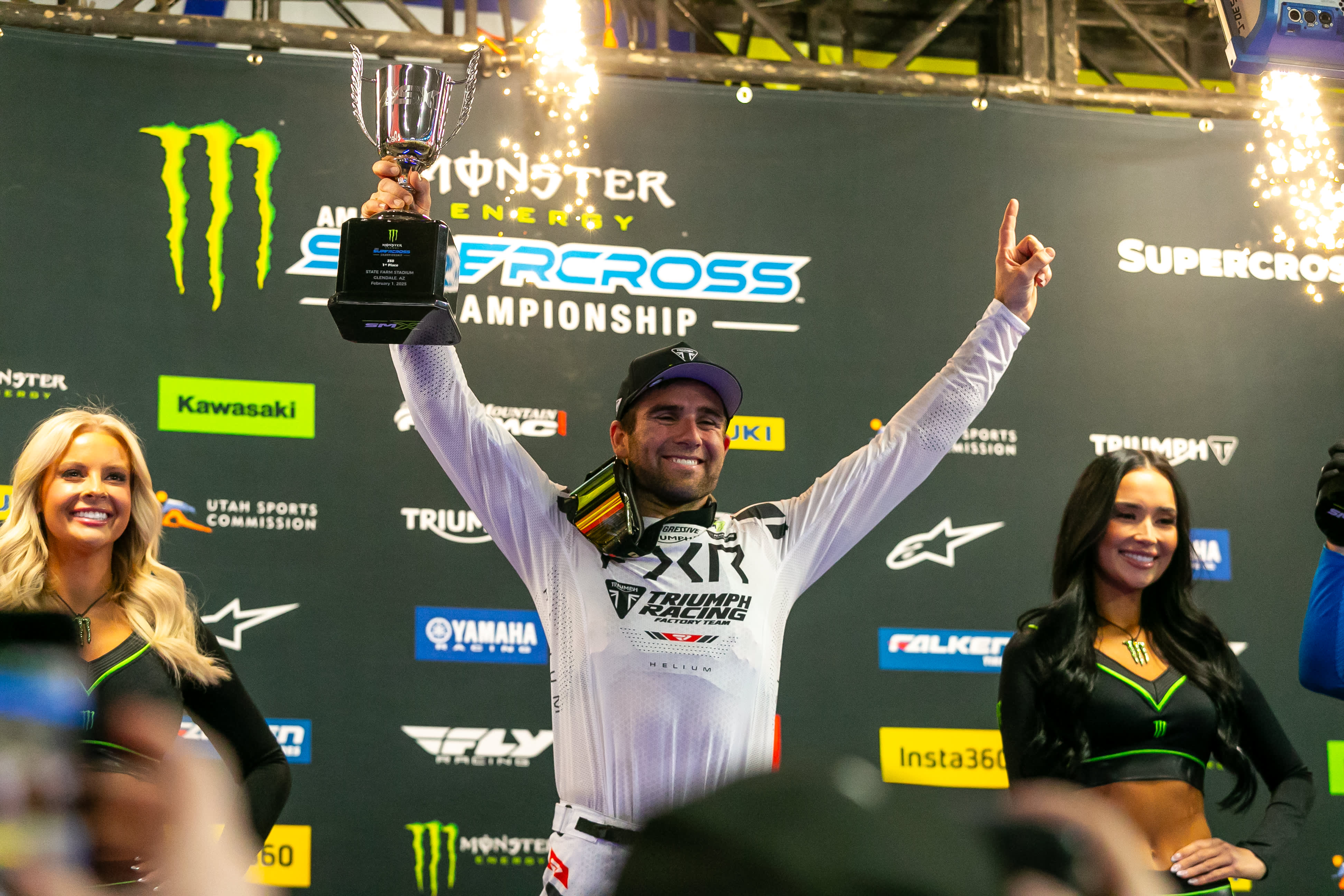 世界的に有名な Jordon Smith and Triumph Factory Racing make history with デュエルマスターズ